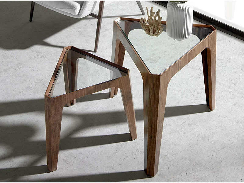 Trójkątny stolik narożny z hartowanego szkła i orzecha włoskiego 2107 ANGEL CERDA