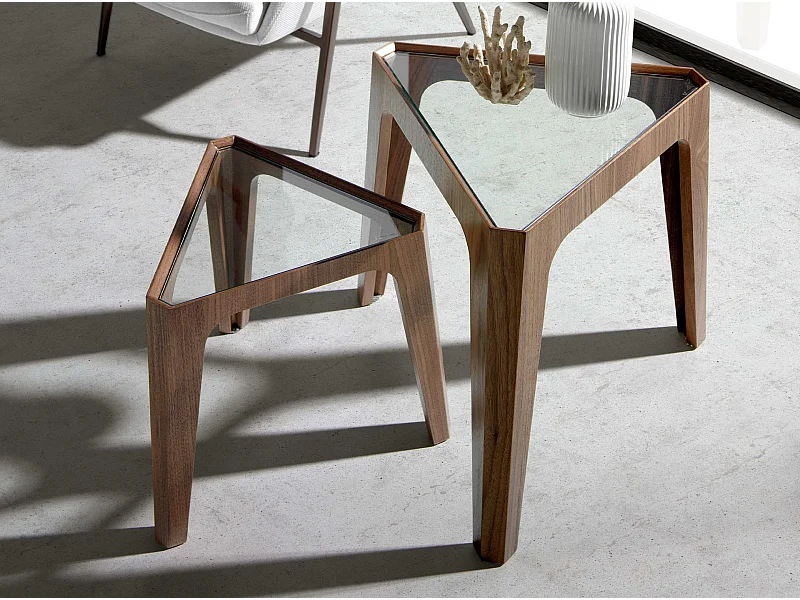 Dreieckiger Ecktisch in Glas und Walnuss  2106 ANGEL CERDA