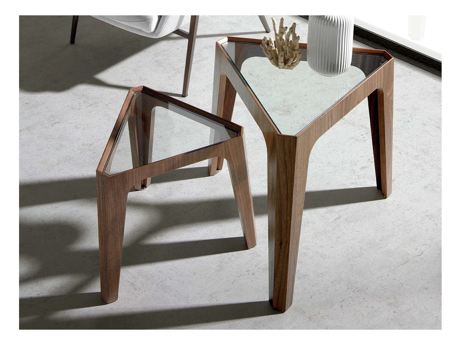 Trójkątny stolik narożny z hartowanego szkła i orzecha włoskiego