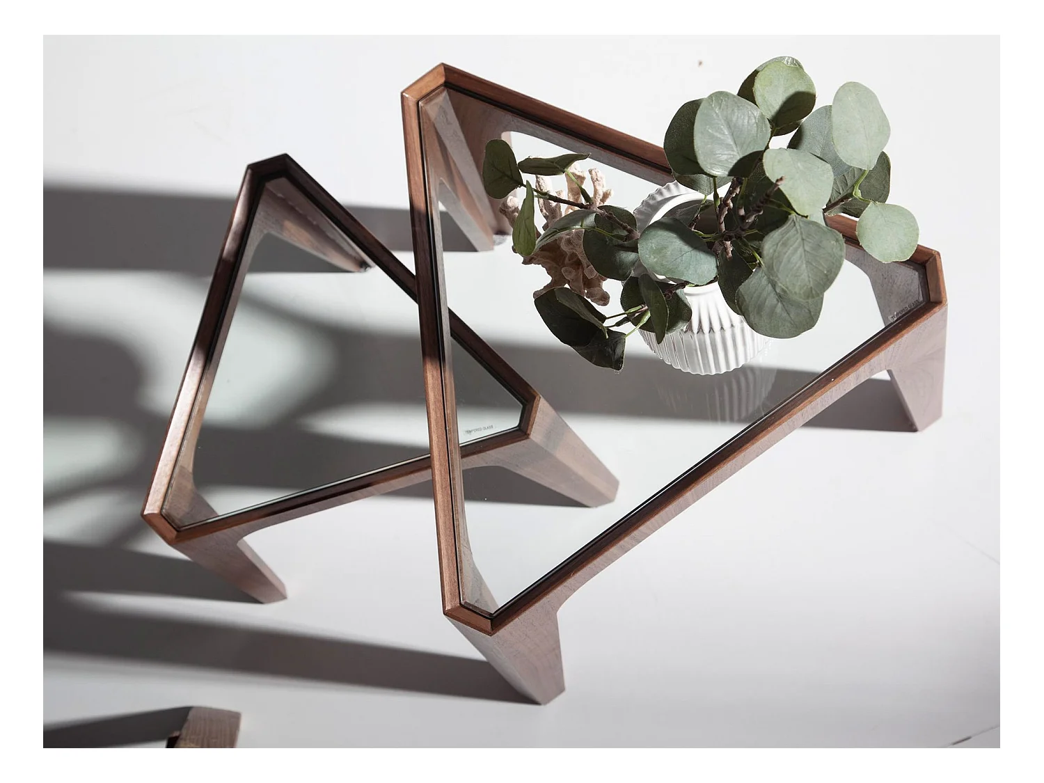 Trójkątny stolik narożny z hartowanego szkła i orzecha włoskiego