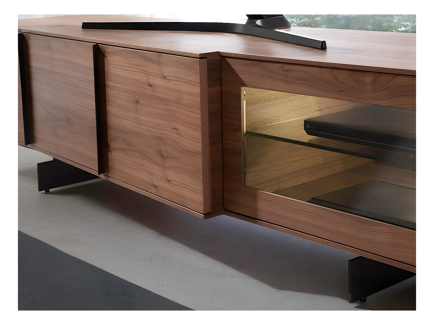 Szafka pod telewizor z orzecha włoskiego i czarnej stali z oświetleniem wewnętrznym