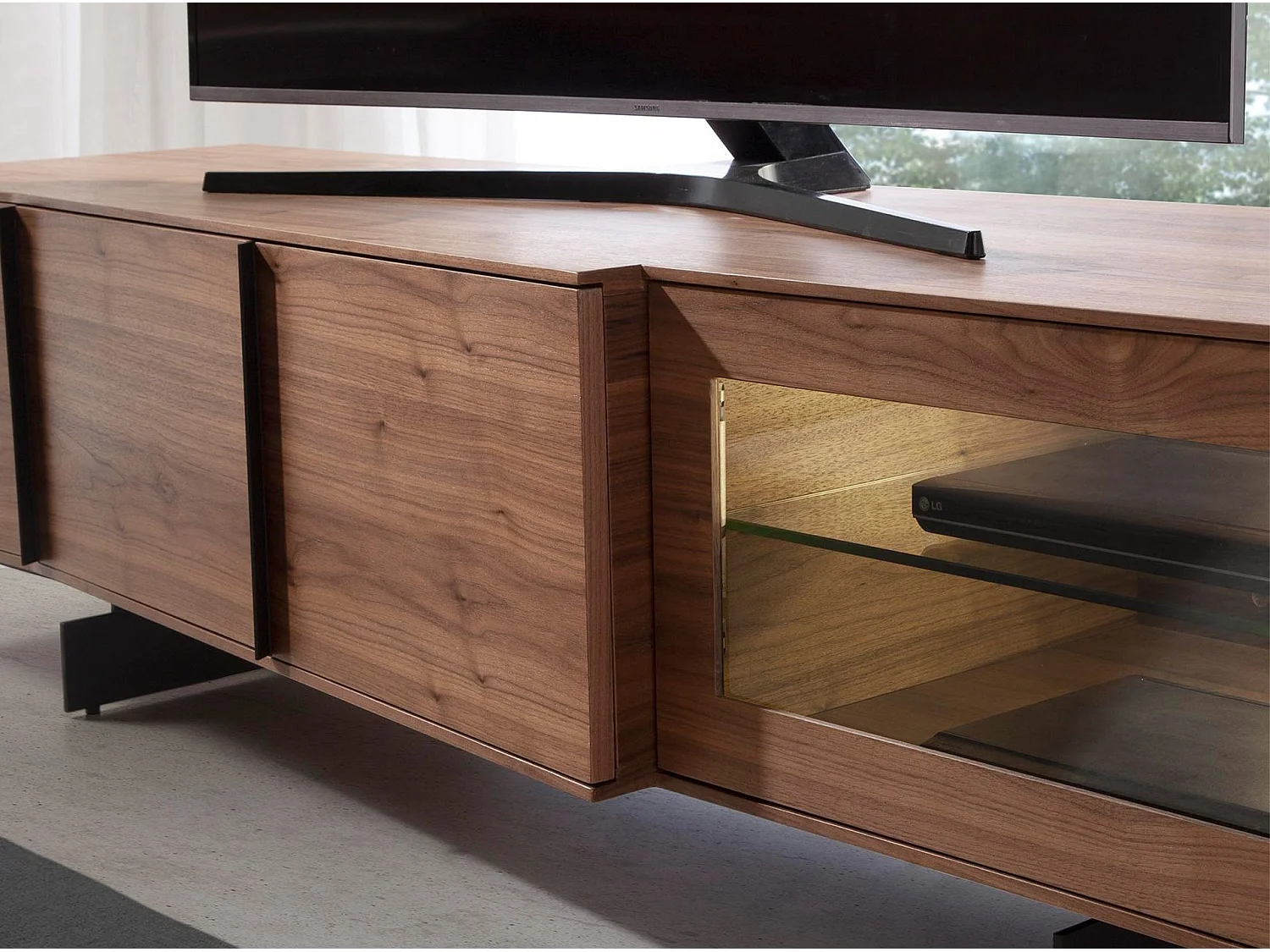 Meuble TV en noyer et acier noir avec éclairage intérieur 3219 ANGEL CERDA