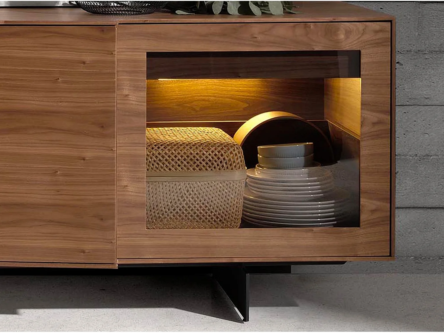 Buffet en noyer et acier noir avec éclairage intérieur 3218 ANGEL CERDA