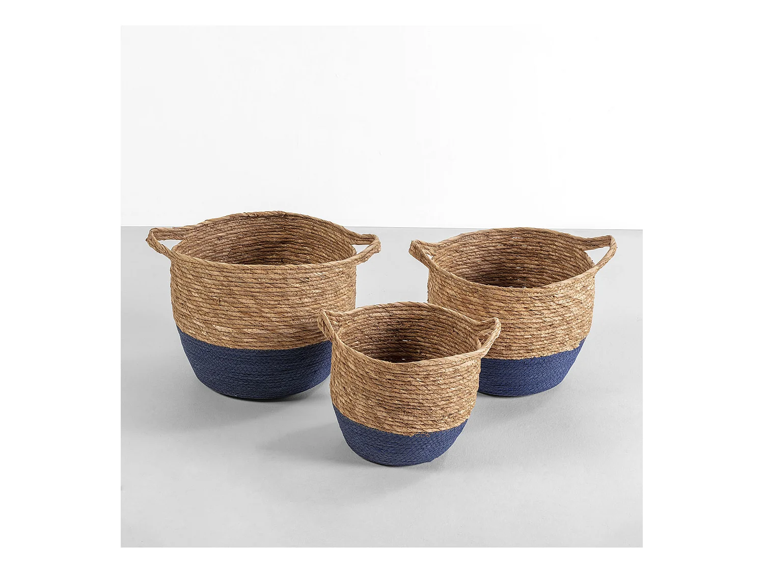 Conjunto de 3 cestas Anxo de fibra natural com alças, azul/natural.