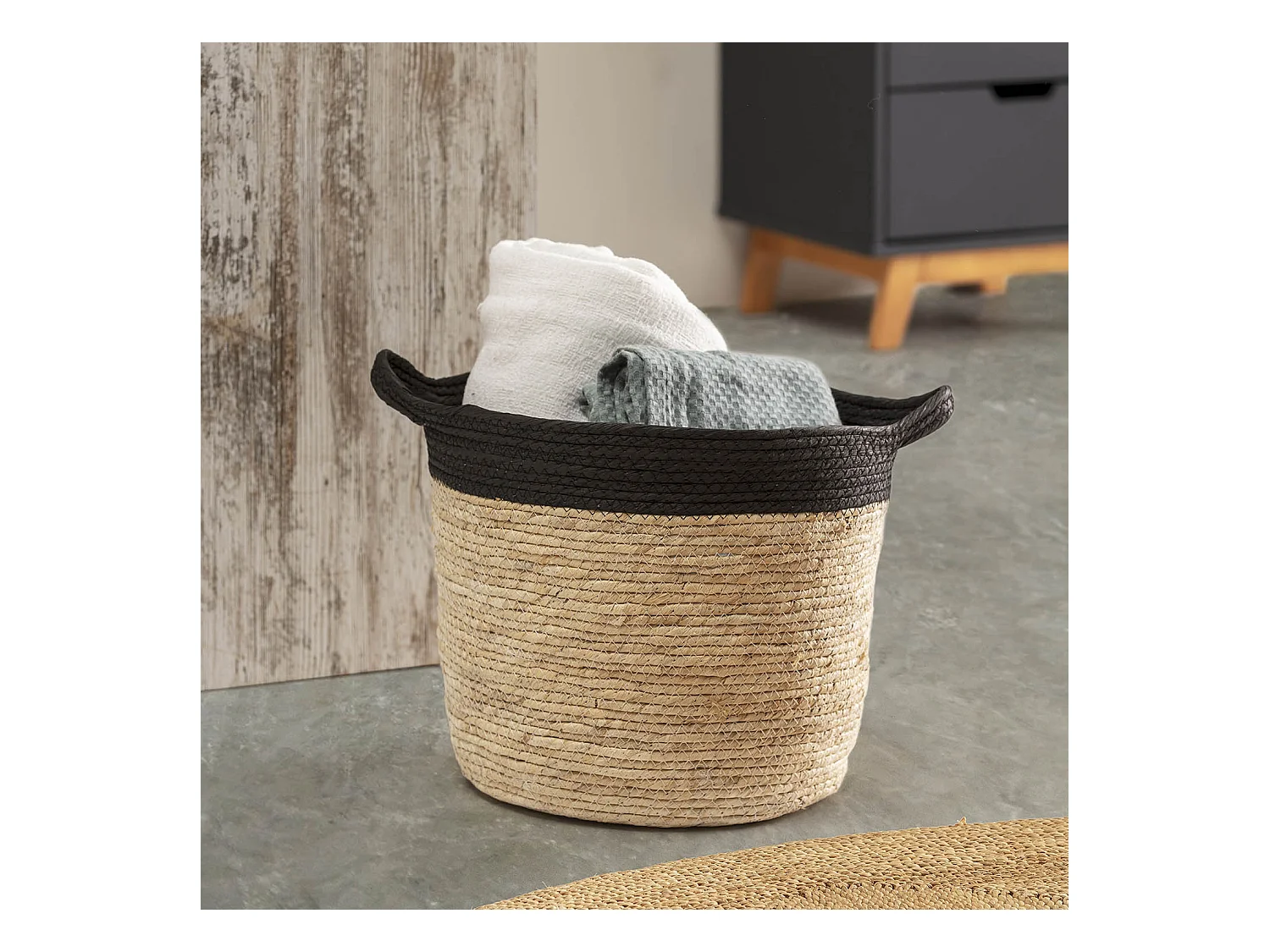 Conjunto de 3 cestas Otilia de fibra natural e papel, preto/bege com alças.