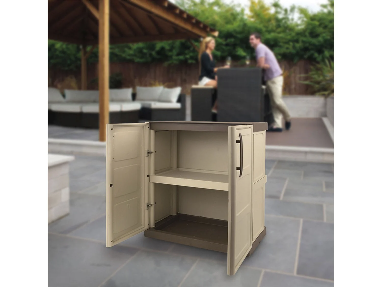 Armoire à hauteur moyenne en polypropylène, matériau écologique recyclable et durable, est équipé de charnières en acier et d'étagère réglable