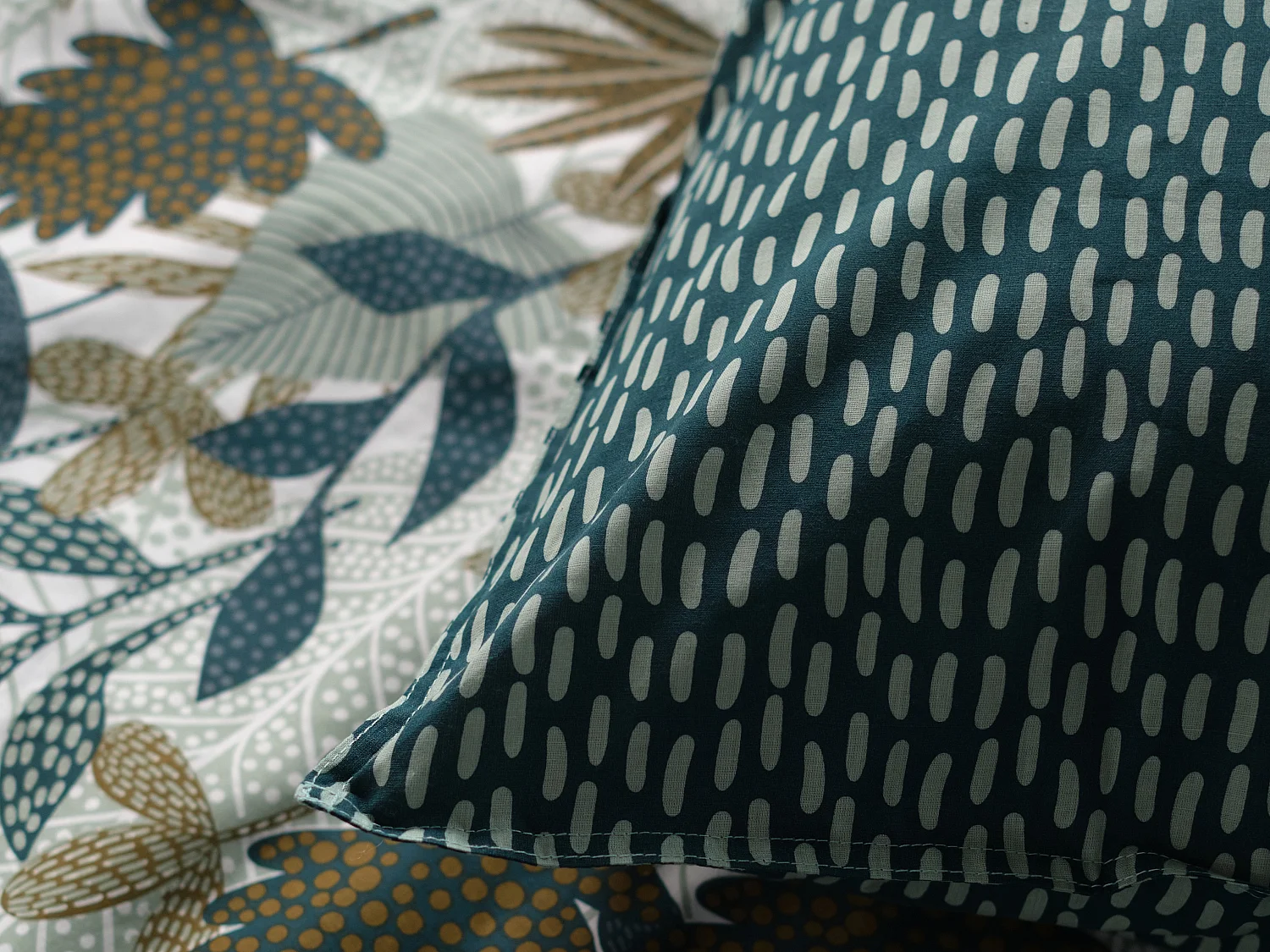 Parure de lit en coton 57 fils/cm² - Housse de couette 220 x 240 cm + 2 taies d'oreiller 63 x 63 cm - Vert et bleu - FLORAMIA