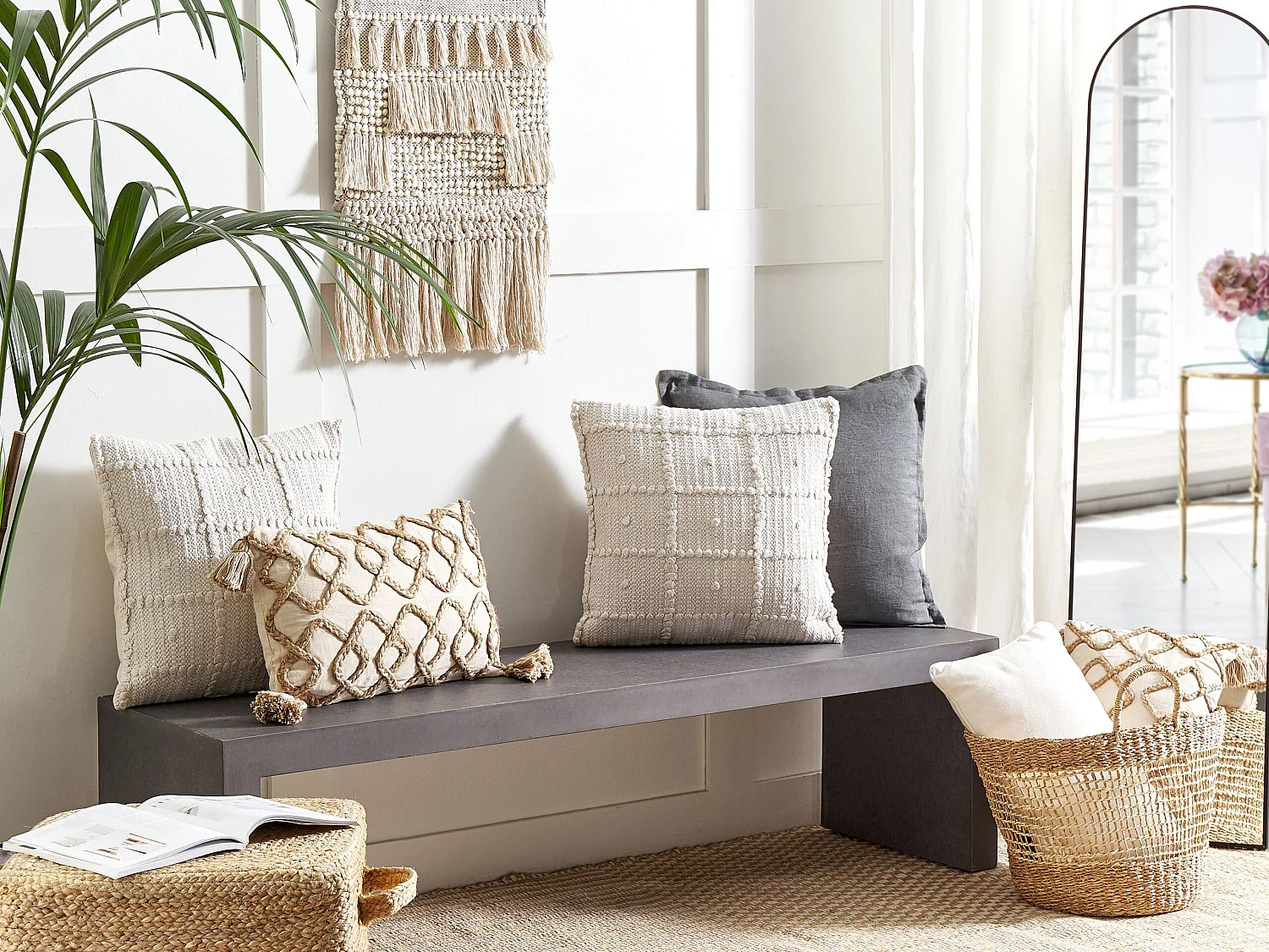 Set aus 2 dekorativen und modernen Boho Kissen Baumwolle 45 x 45 cm Beige Ixora