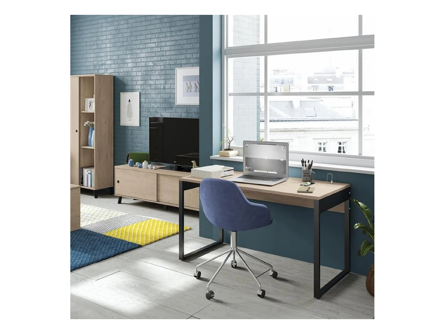 Bureau avec ports USB en aggloméré finition chêne doré et pieds en métal noir - Longueur 135 x Profondeur 60 x Hauteur 76 cm