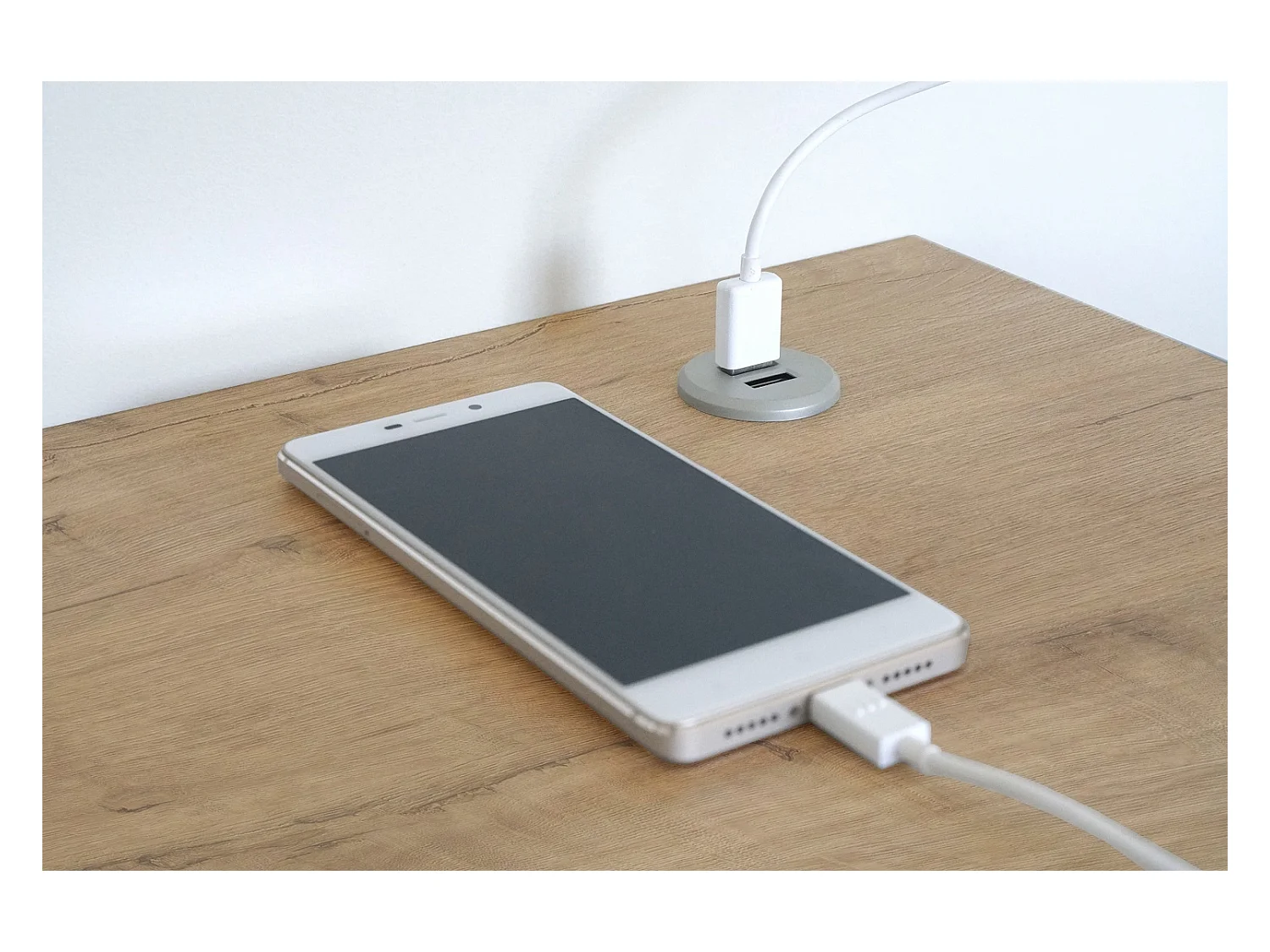 Bureau avec ports USB en aggloméré finition chêne doré et pieds en métal noir - Longueur 135 x Profondeur 60 x Hauteur 76 cm