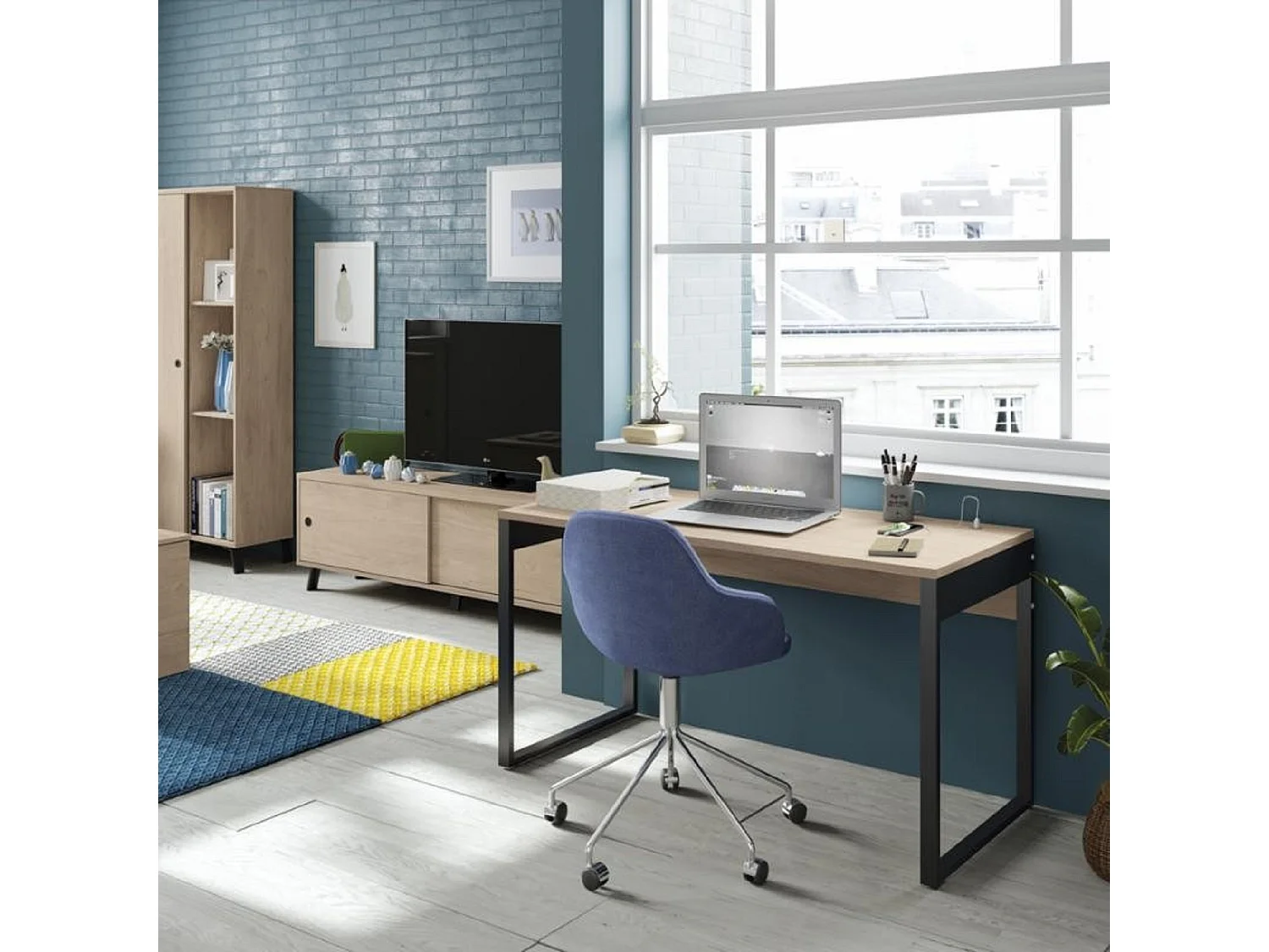 Bureau avec ports USB en aggloméré finition chêne doré et pieds en métal noir - Longueur 135 x Profondeur 60 x Hauteur 76 cm