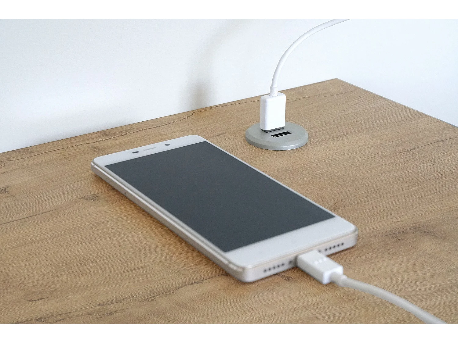 Bureau avec ports USB en aggloméré finition chêne doré et pieds en métal noir - Longueur 135 x Profondeur 60 x Hauteur 76 cm