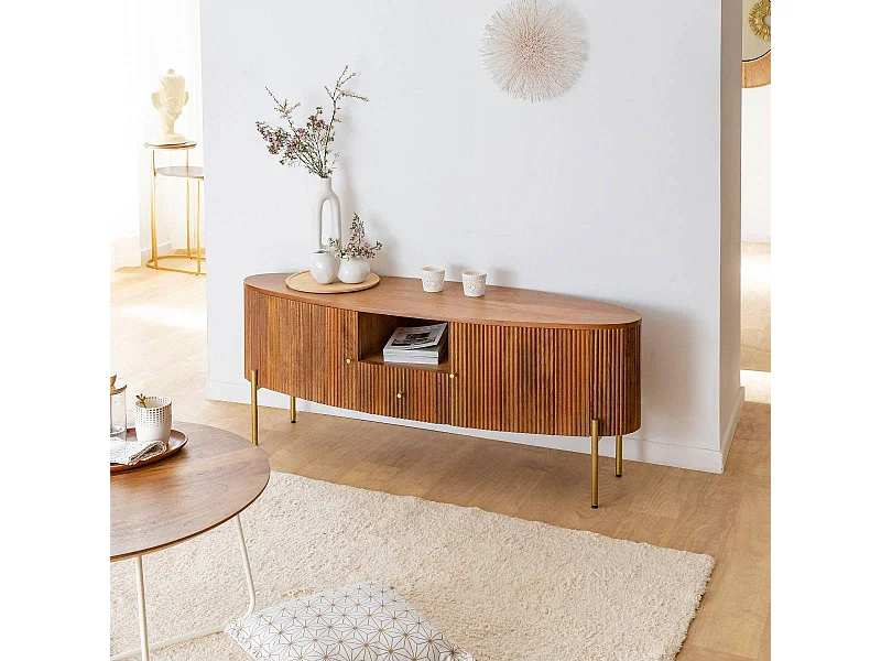 Mueble de TV de madera de mango Cécile con puertas talladas y patas doradas