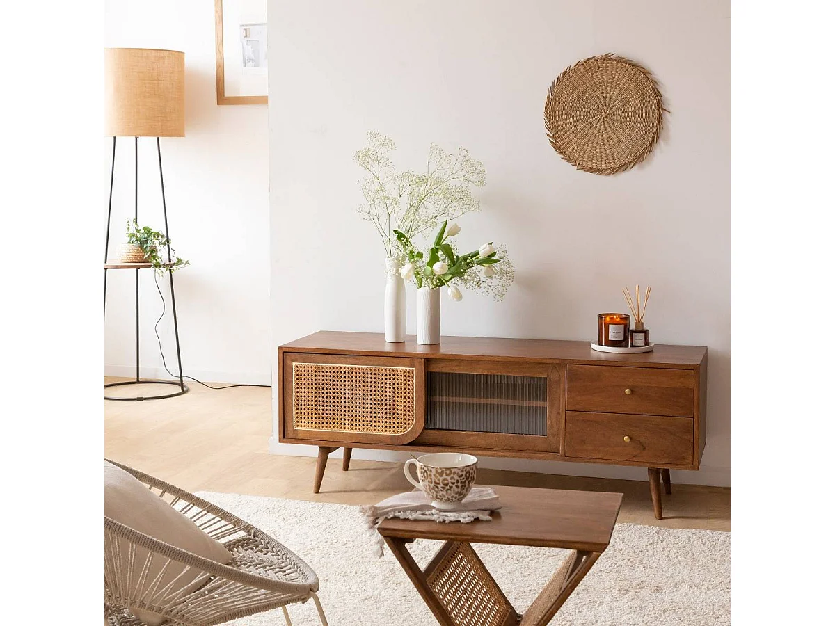 Mueble TV vintage de madera de mango con caña y almacenamiento práctico para dispositivos multimedia