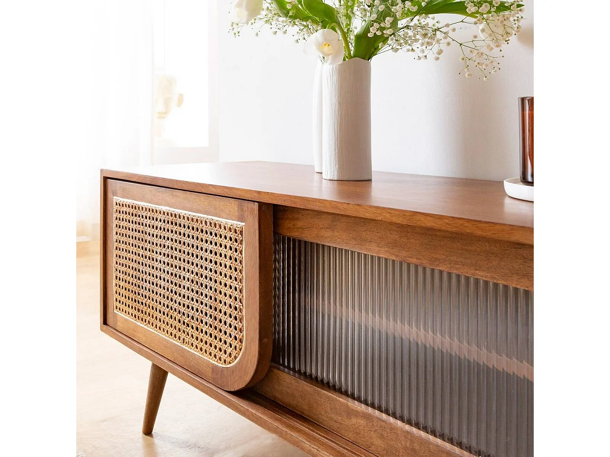 Mueble TV vintage de madera de mango con caña y almacenamiento práctico para dispositivos multimedia