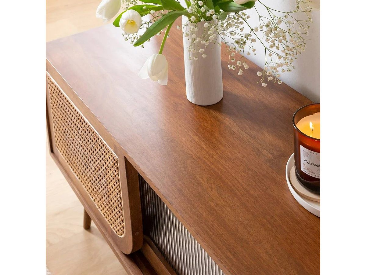 Mueble TV vintage de madera de mango con caña y almacenamiento práctico para dispositivos multimedia