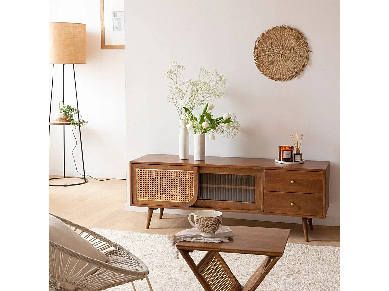 Mueble TV vintage de madera de mango con caña y almacenamiento práctico para dispositivos multimedia