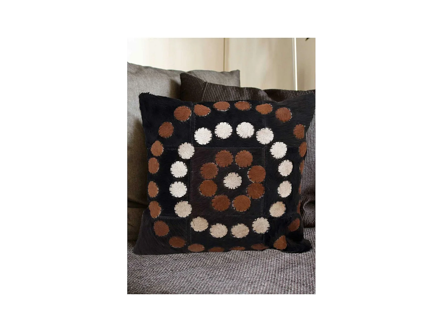 Coussin 45x45 fait à la main en peau de vache beige PRESTIGE 4