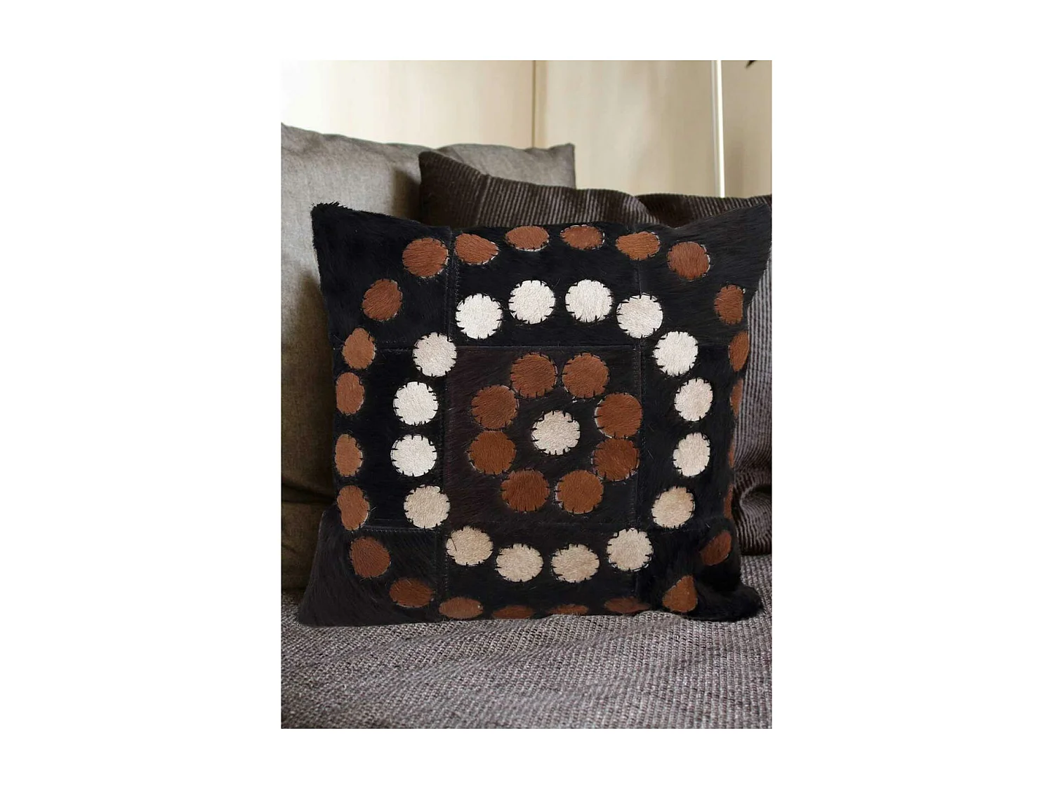 Coussin 45x45 fait à la main en peau de vache beige PRESTIGE 4