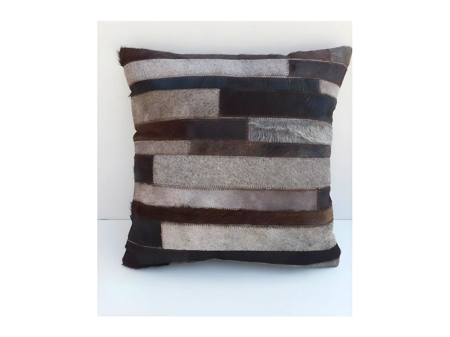 Coussin 45x45 fait main en peau de vache noir NATAL