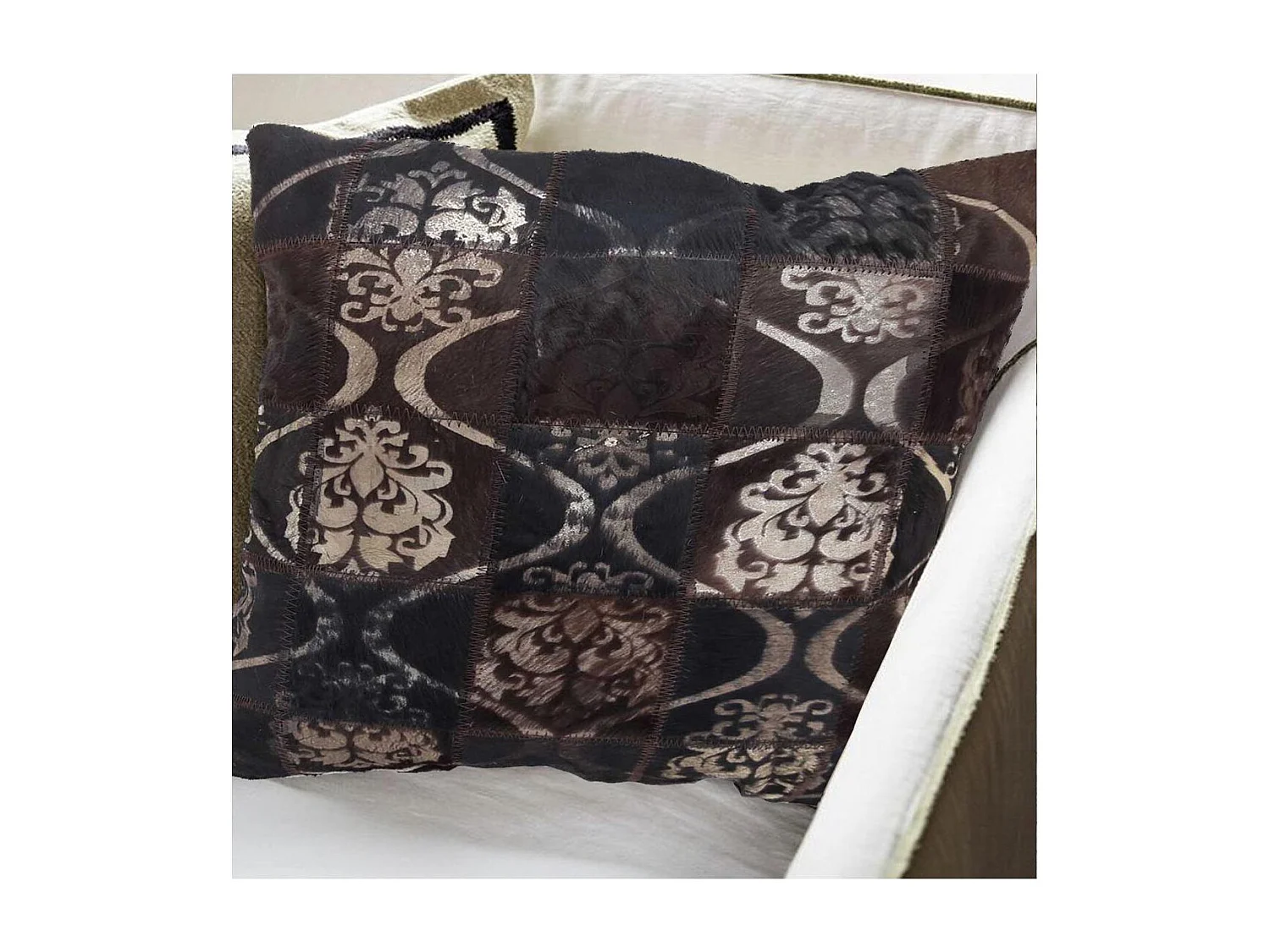 Coussin 45x45 fait main en peau de vache marron AURELIA