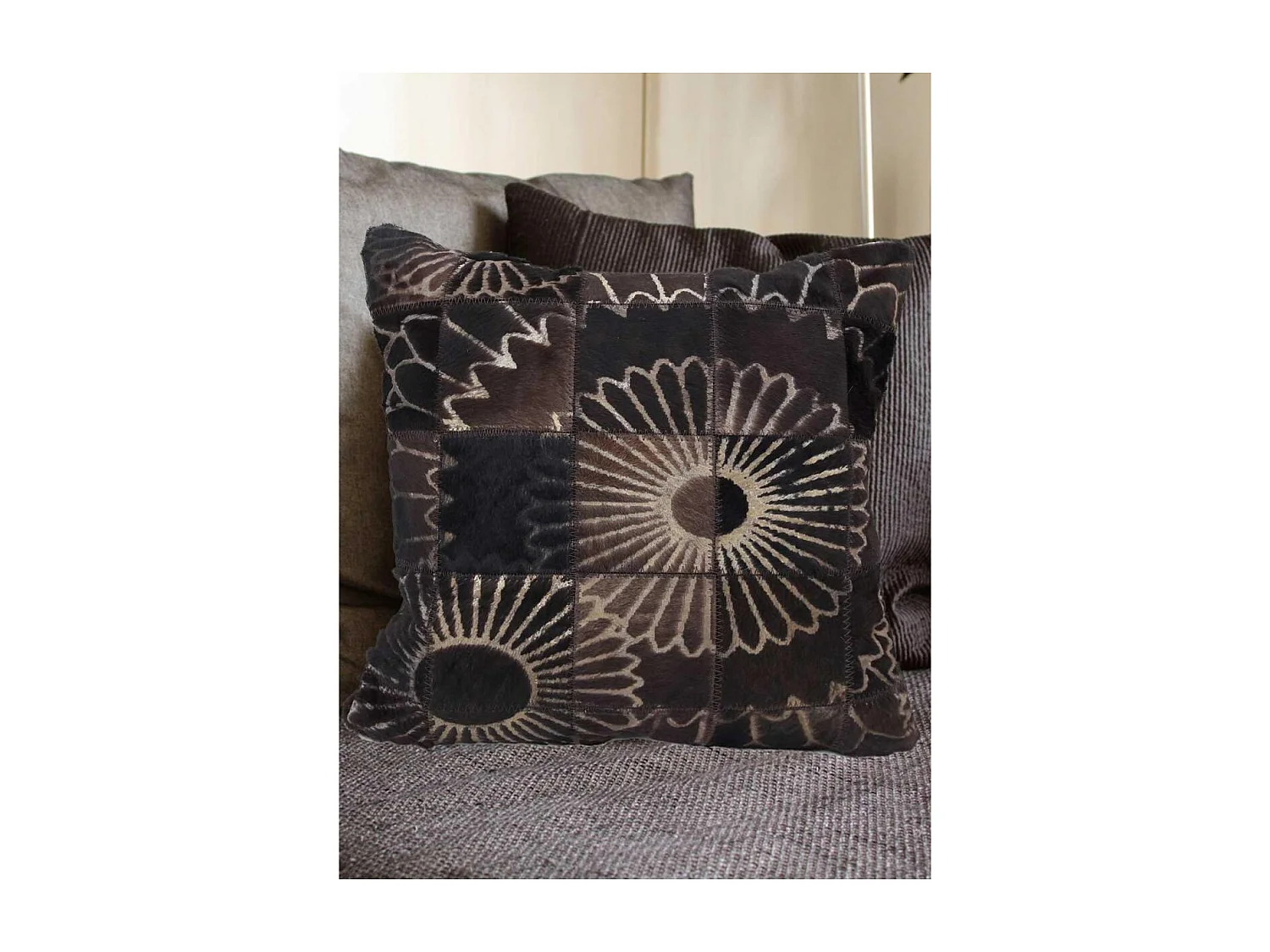 Coussin 45x45 fait main en peau de vache marron LUBO