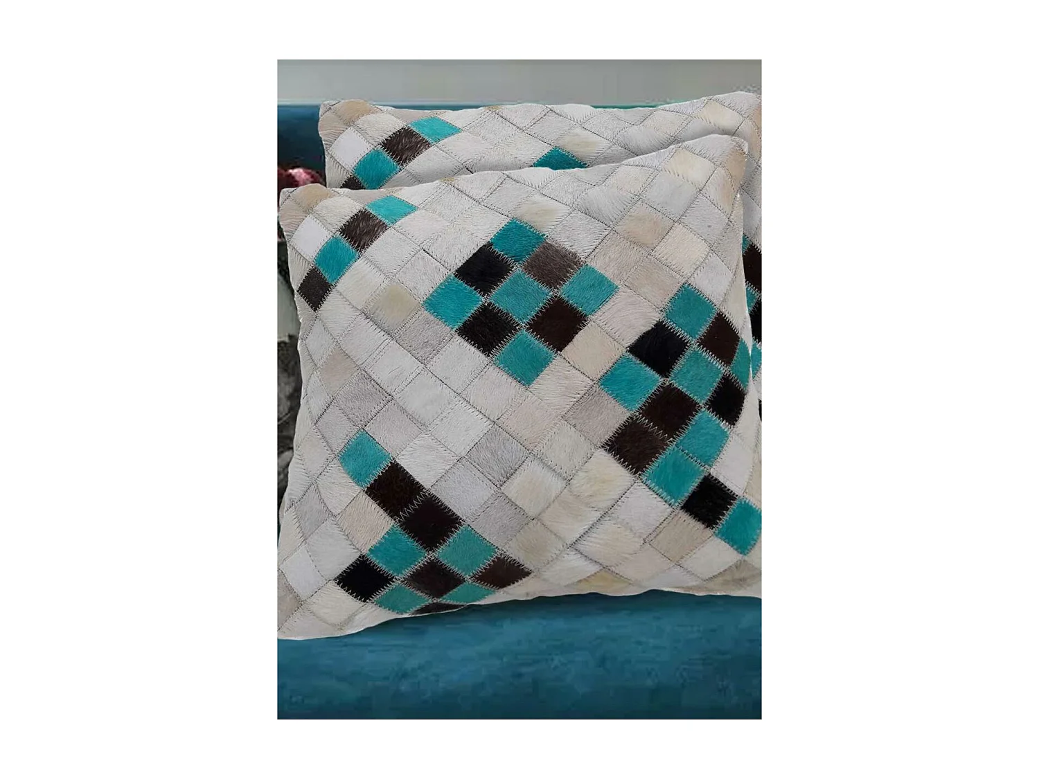 Coussin 45x45 fait à la main en peau de vache turquoise DIMEDE