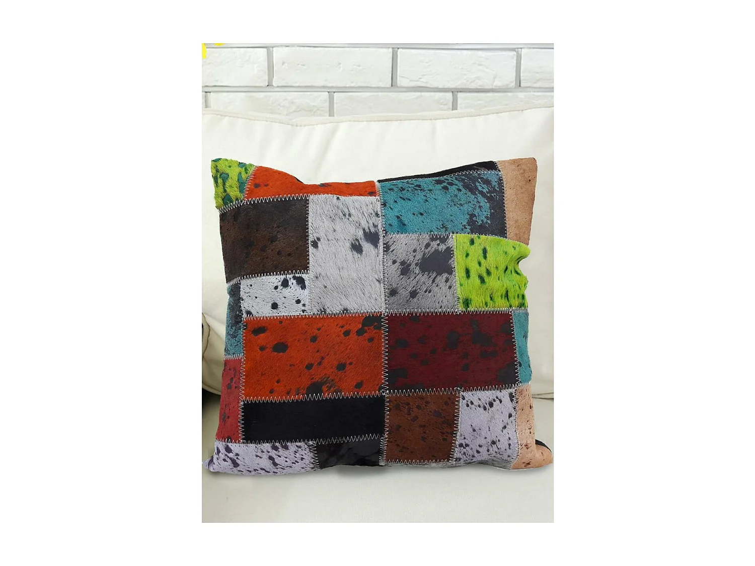 Coussin 45x45 fait à la main en peau de vache multicolore NIELDA
