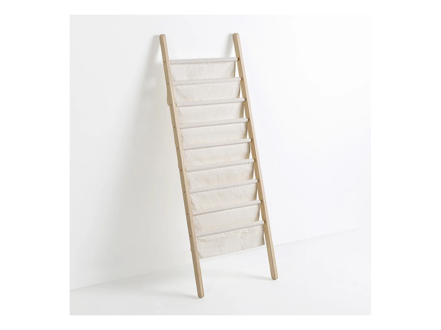 Tijdschriftenrek Xoel van stof en hout met 8 vakken