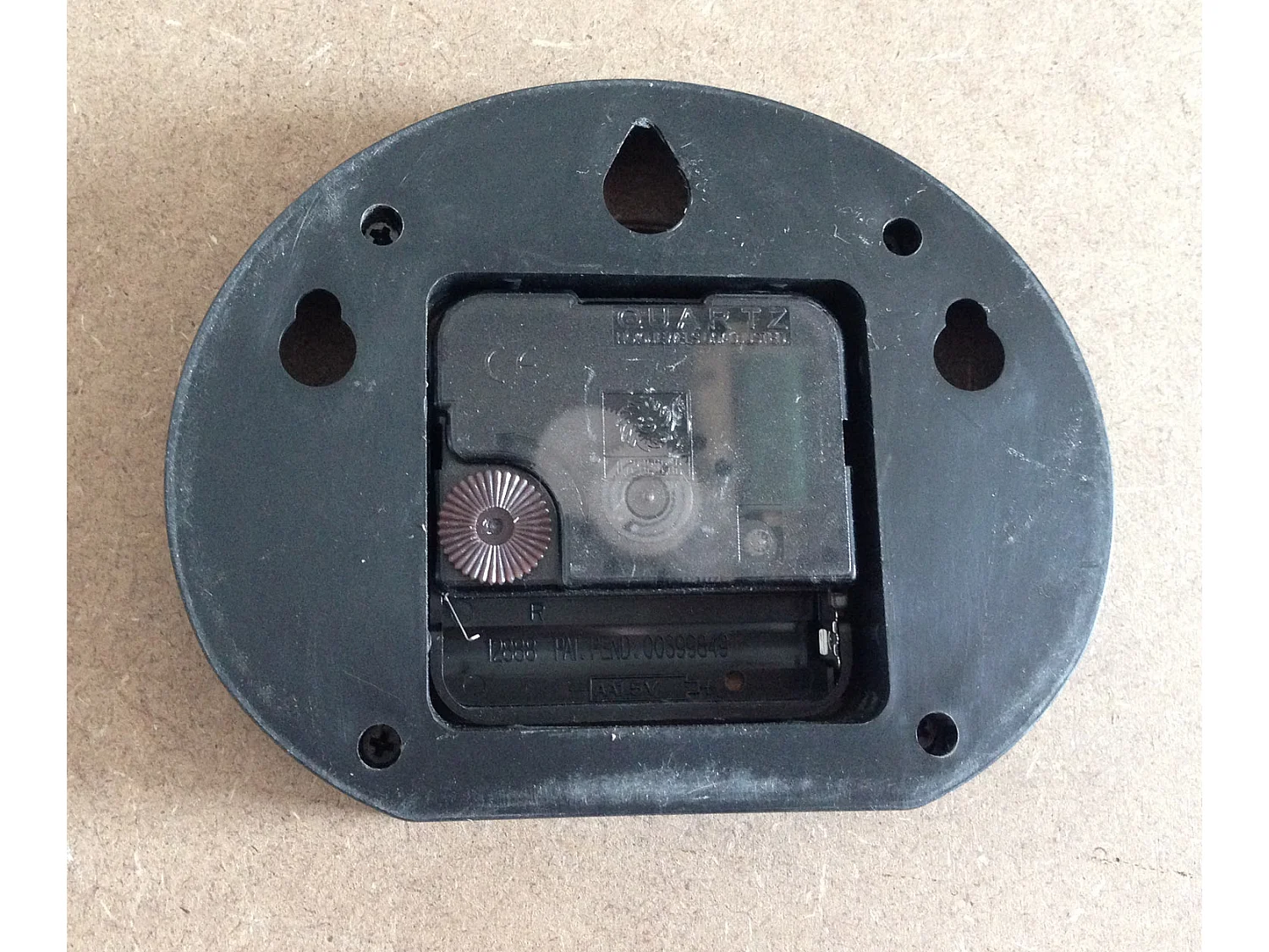 Relógio de parede redondo em madeira branca cinzenta moderna 55x55x4,5