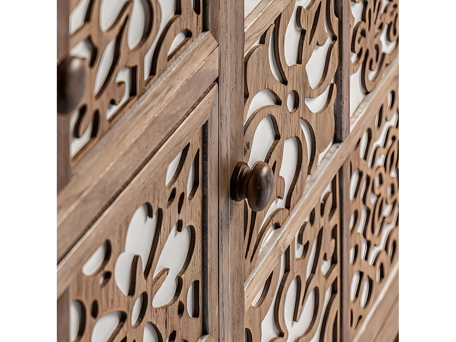 Comoda Acabado Marron Serie Nazari  De 5 Cajones