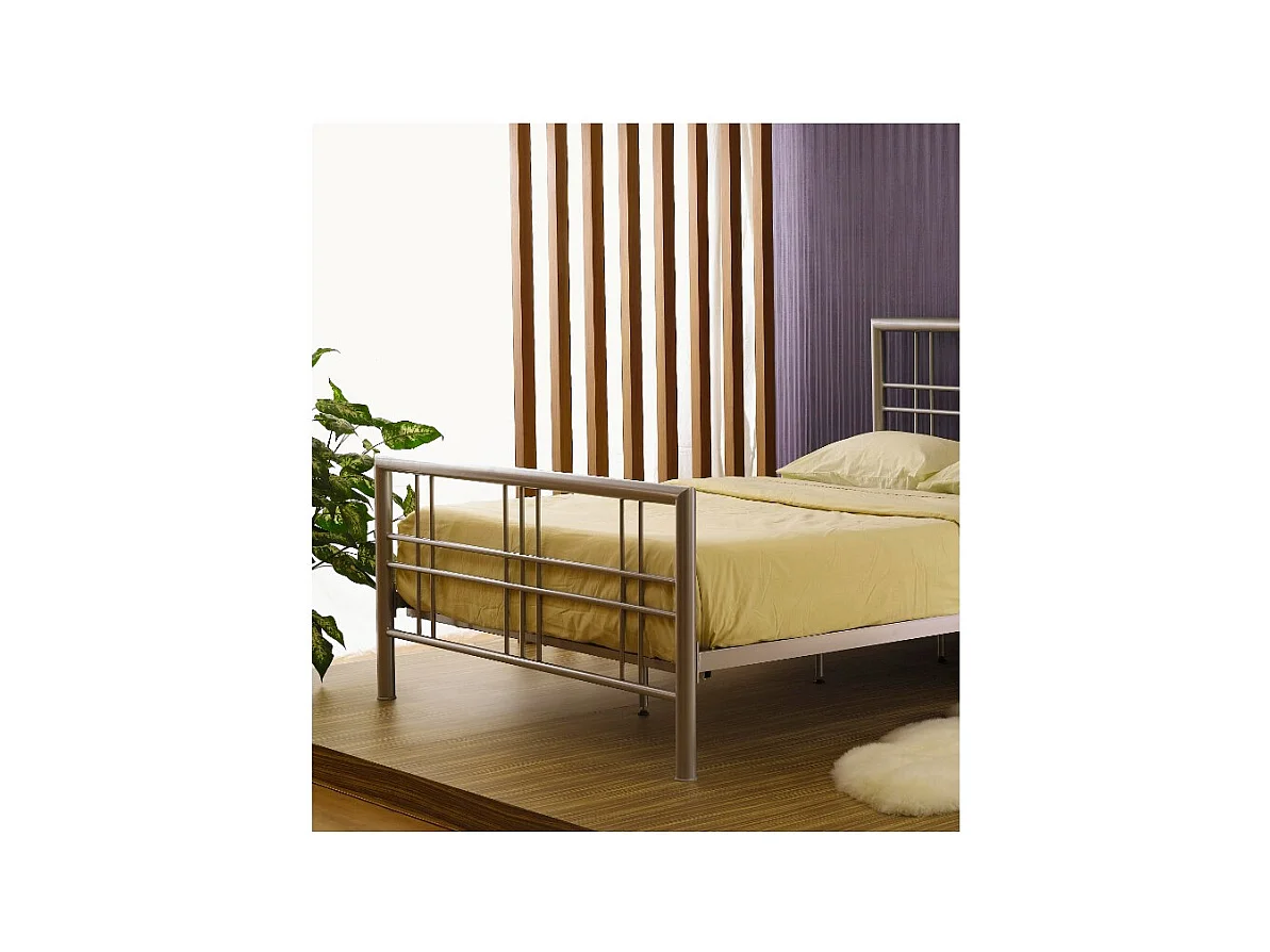 Bed PAXOS 160x200 cm in zilvergrijs metaal met lattenbodem.