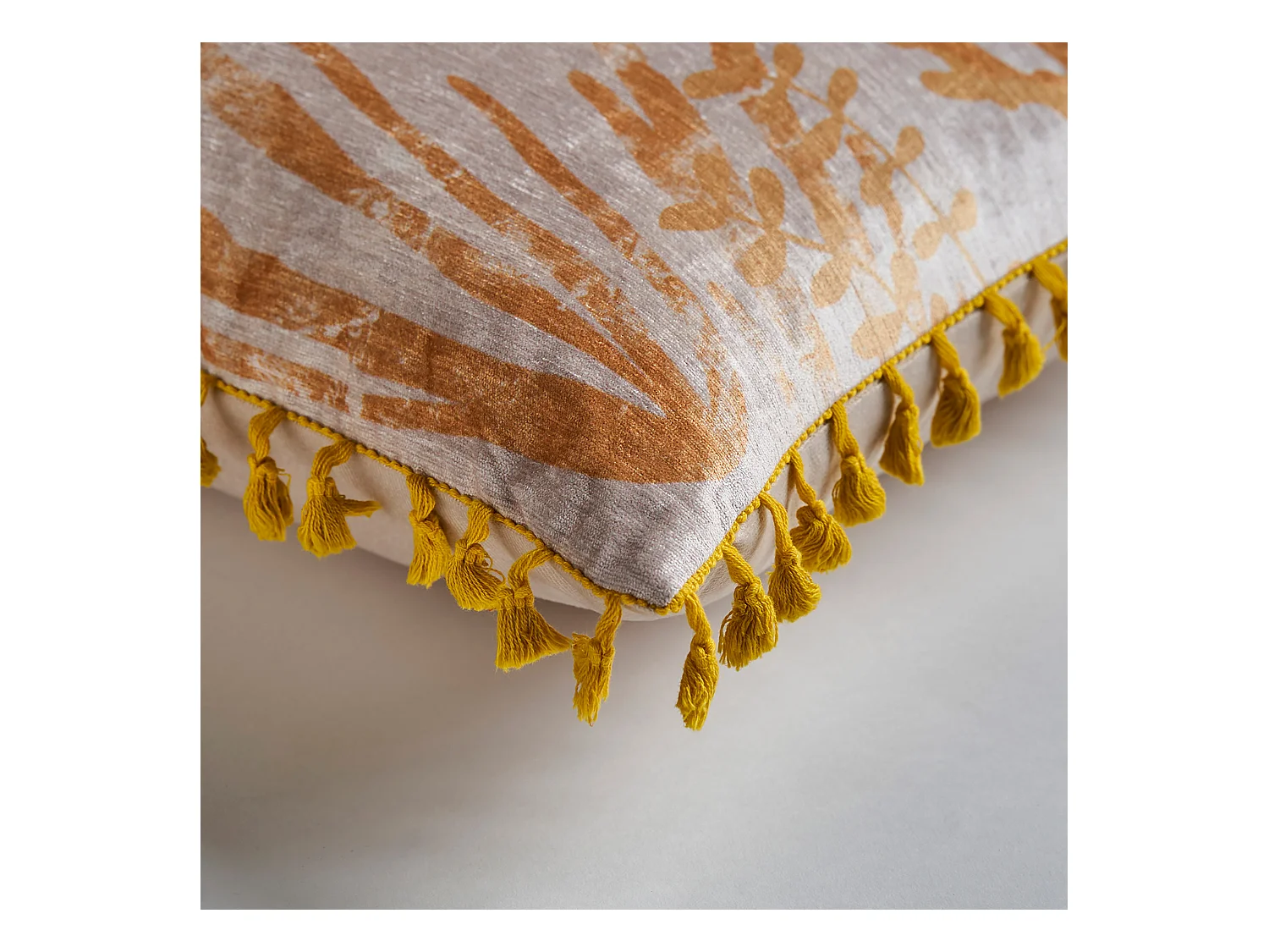 Cojín de chenilla en color crema de 42x42x10cm