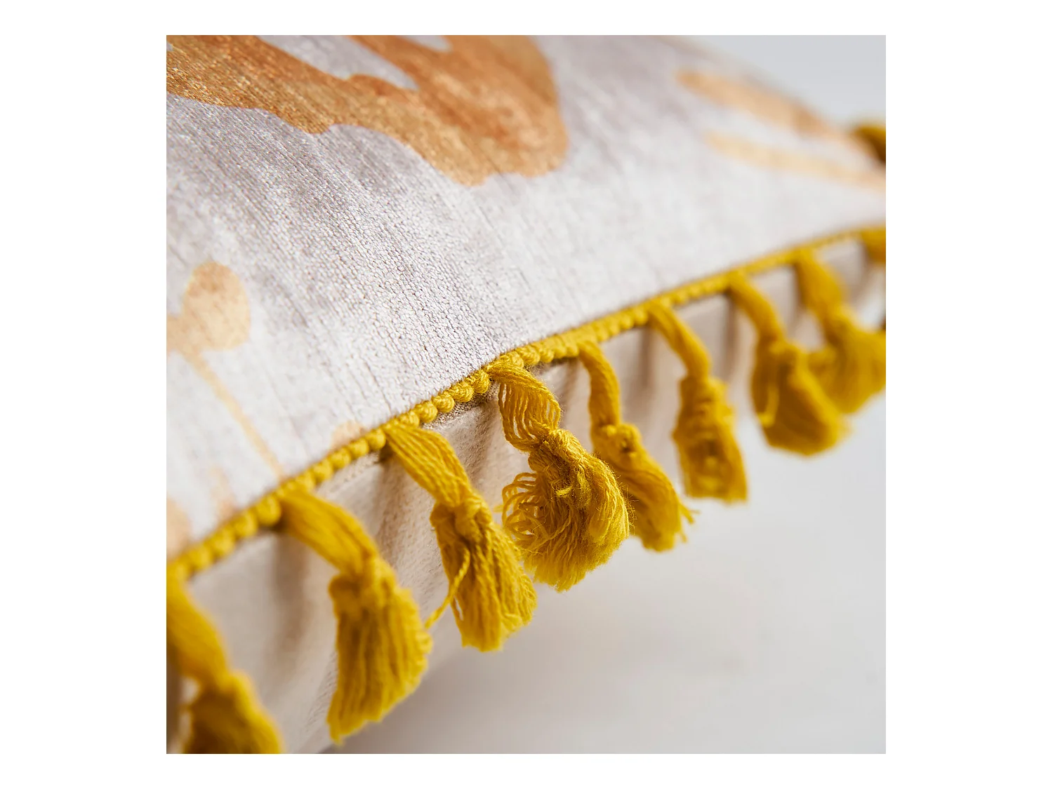 Cojín de chenilla en color crema de 42x42x10cm