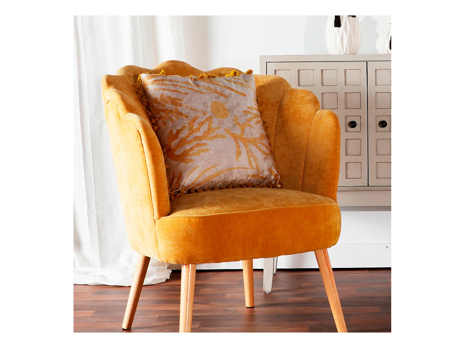 Cojín de chenilla en color crema de 42x42x10cm