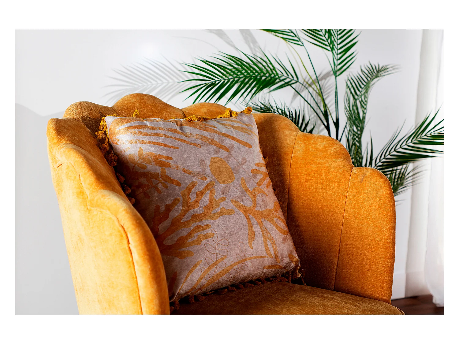 Cojín de chenilla en color crema de 42x42x10cm