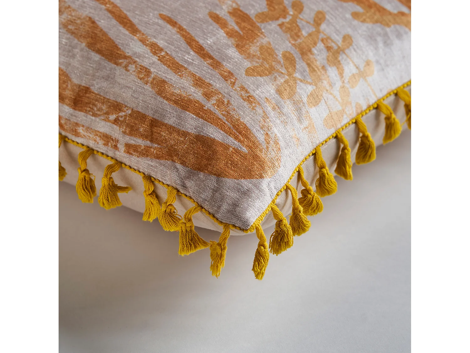 Cojín de chenilla en color crema de 42x42x10cm