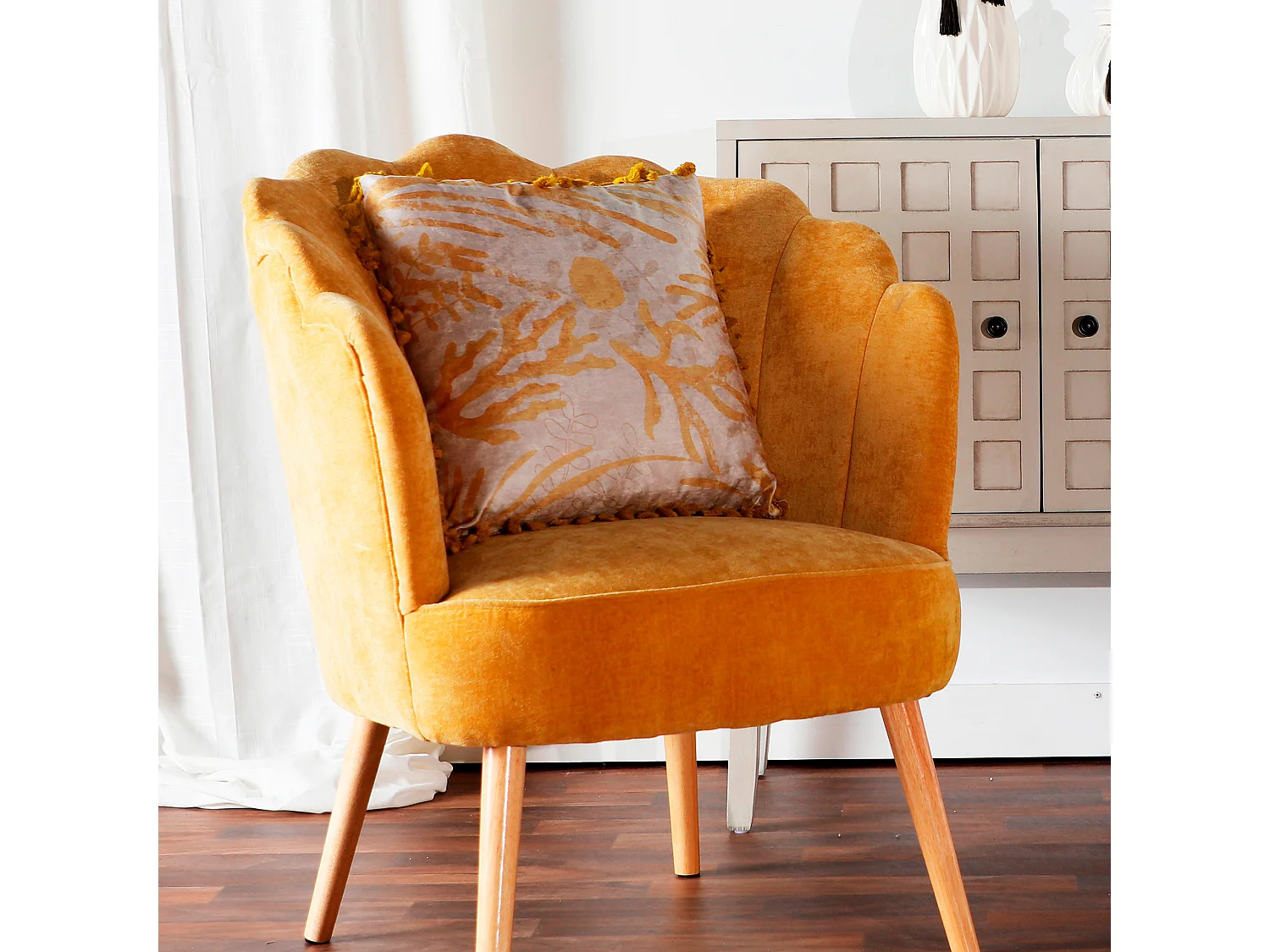 Cojín de chenilla en color crema de 42x42x10cm