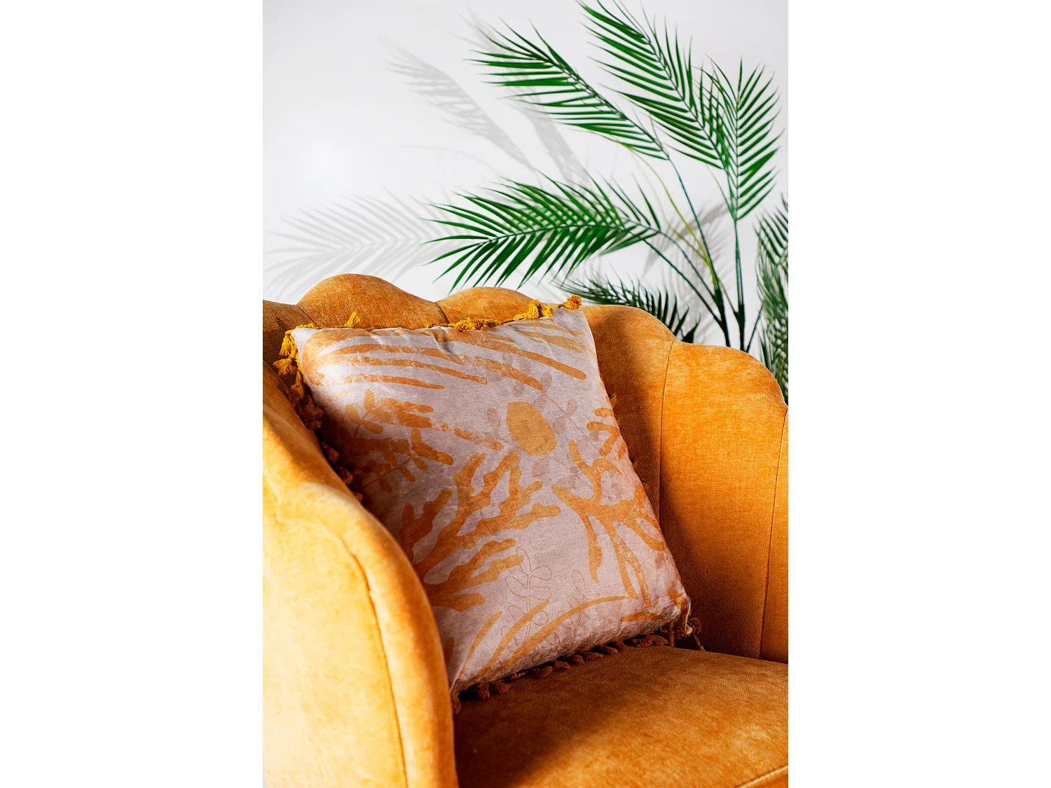 Cojín de chenilla en color crema de 42x42x10cm