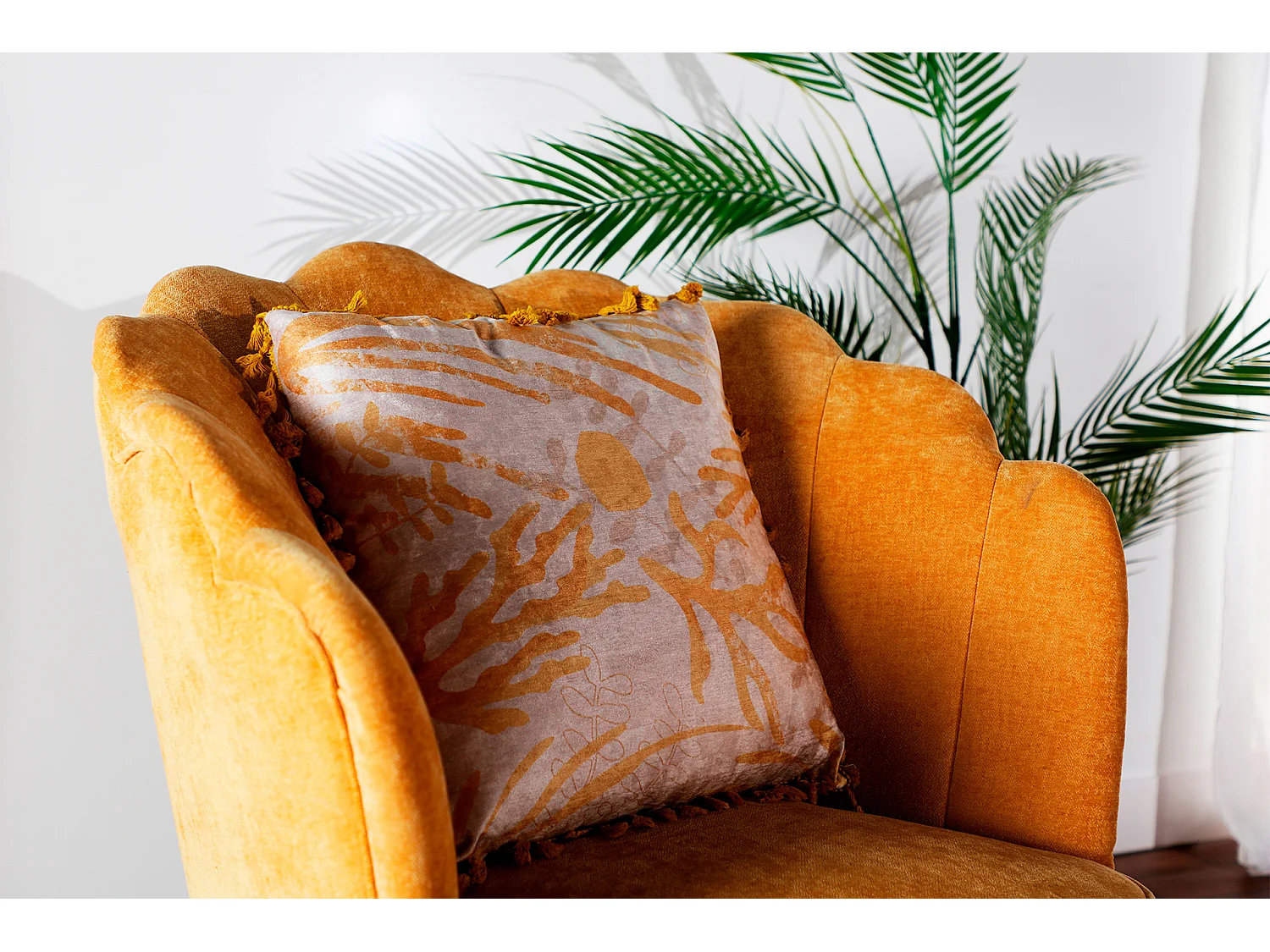 Cojín de chenilla en color crema de 42x42x10cm