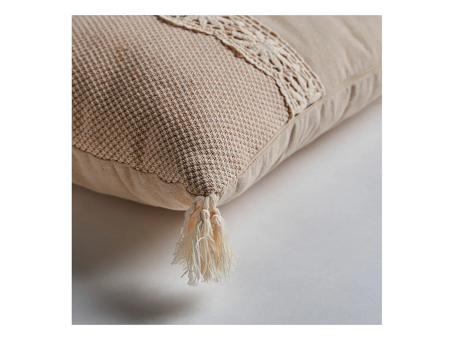 Cojín de poliéster en color beige de 42x26x10cm
