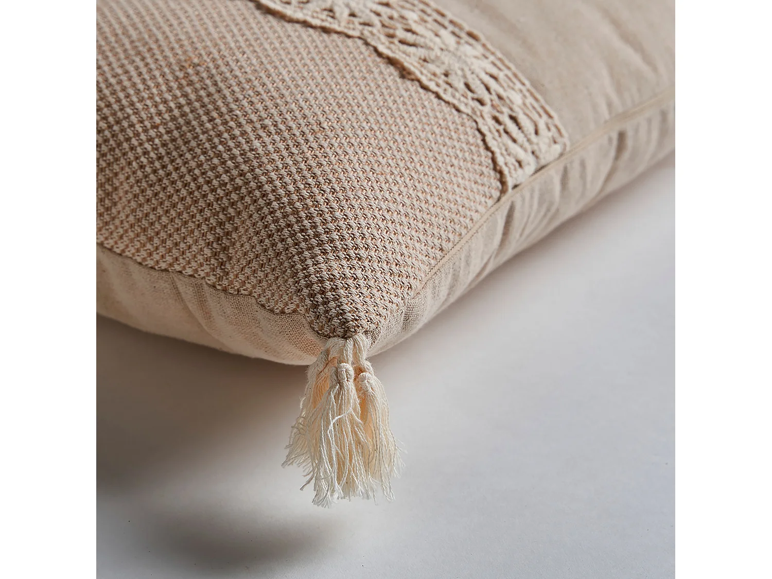 Coussin en polyester beige 42x26x10 cm
