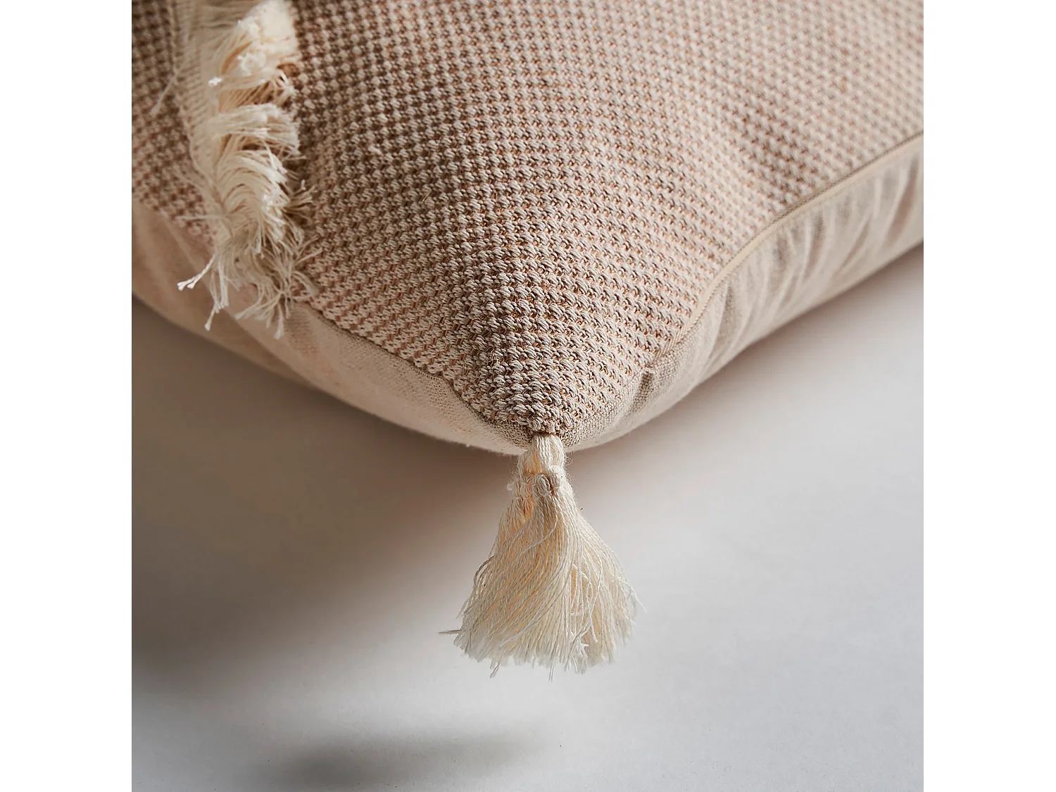 Cojín de yute en color beige de 42x42x10cm