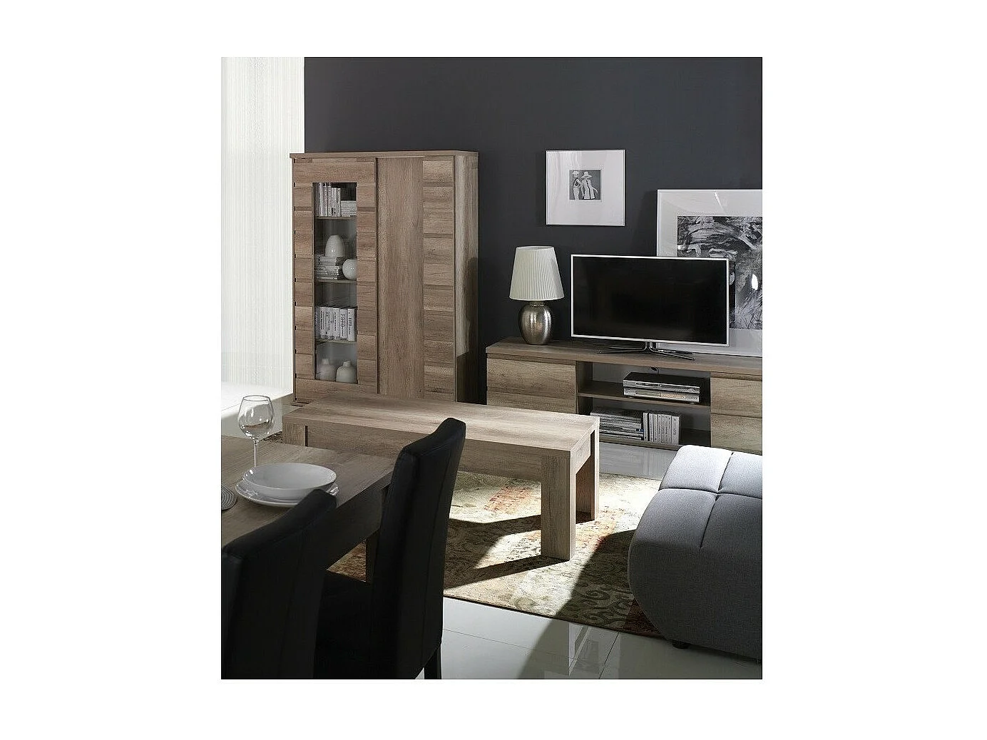 ROMI woonkamerset in canyon eiken kleur. Vitrinekast, tv-meubel, salontafel.