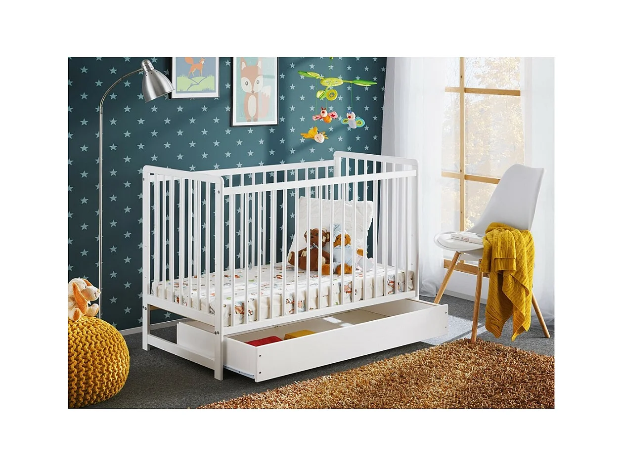 Meegroeiende babybed met lade en matras uit de LUTIN-collectie, in hoogte verstelbaar. Matte witte kleur.