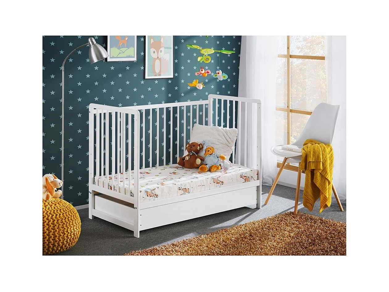 Meegroeiende babybed met lade en matras uit de LUTIN-collectie, in hoogte verstelbaar. Matte witte kleur.