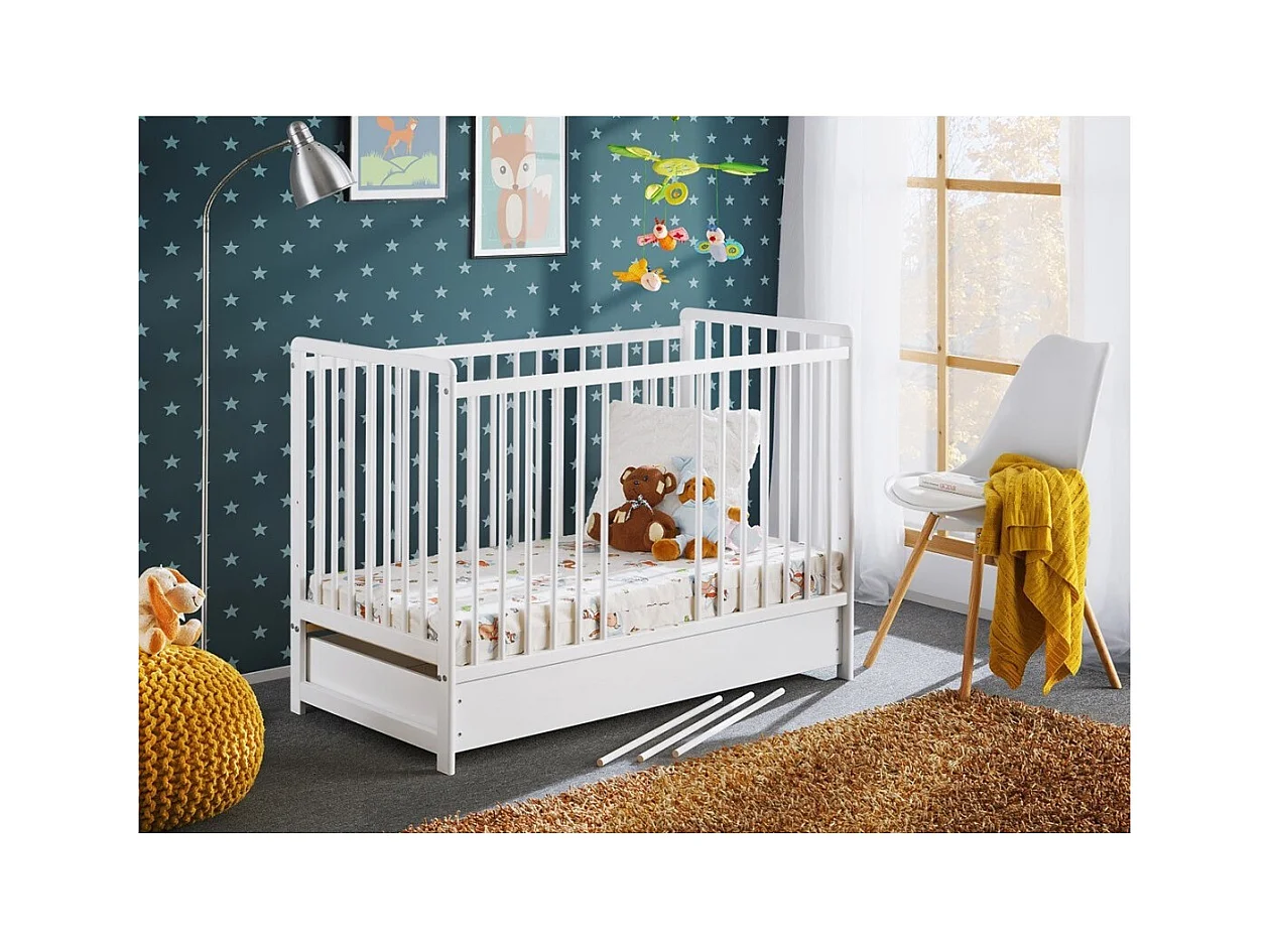 Meegroeiende babybed met lade en matras uit de LUTIN-collectie, in hoogte verstelbaar. Matte witte kleur.
