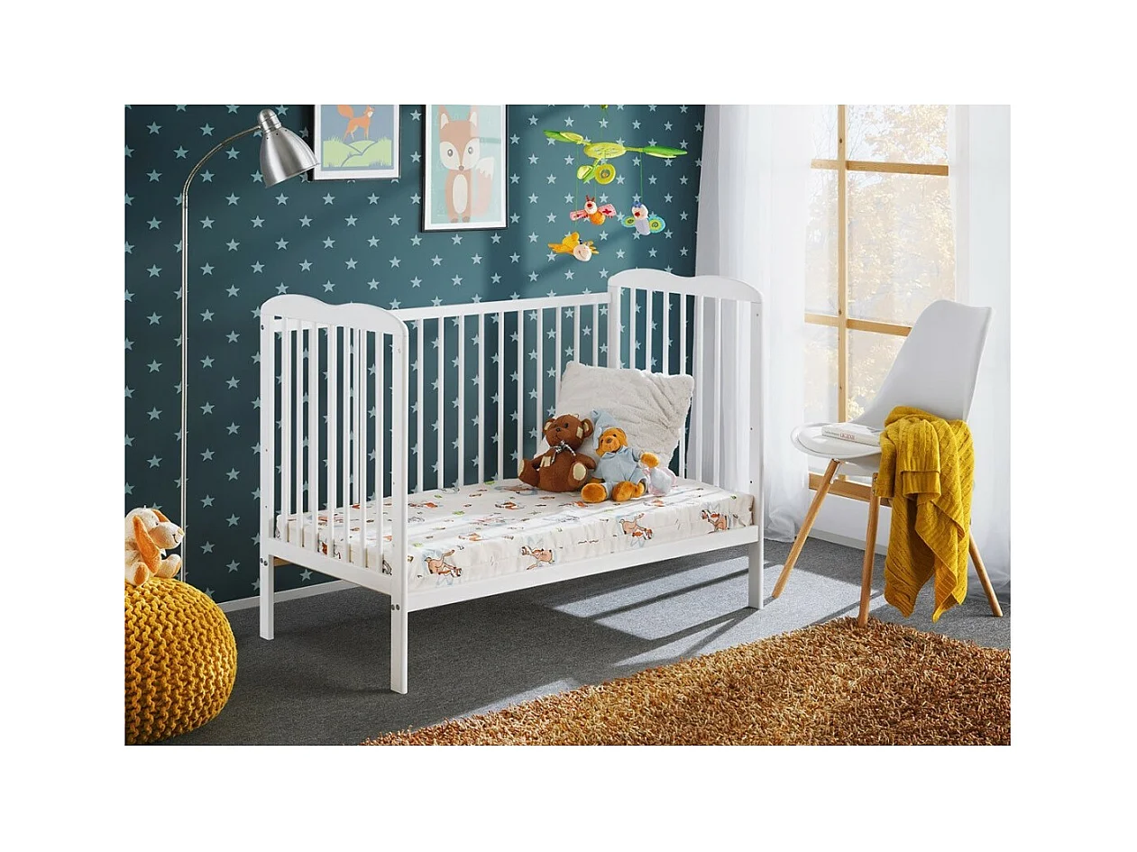 Babybed en matras uit de NOE collectie, in hoogte verstelbaar. Matte witte kleur.