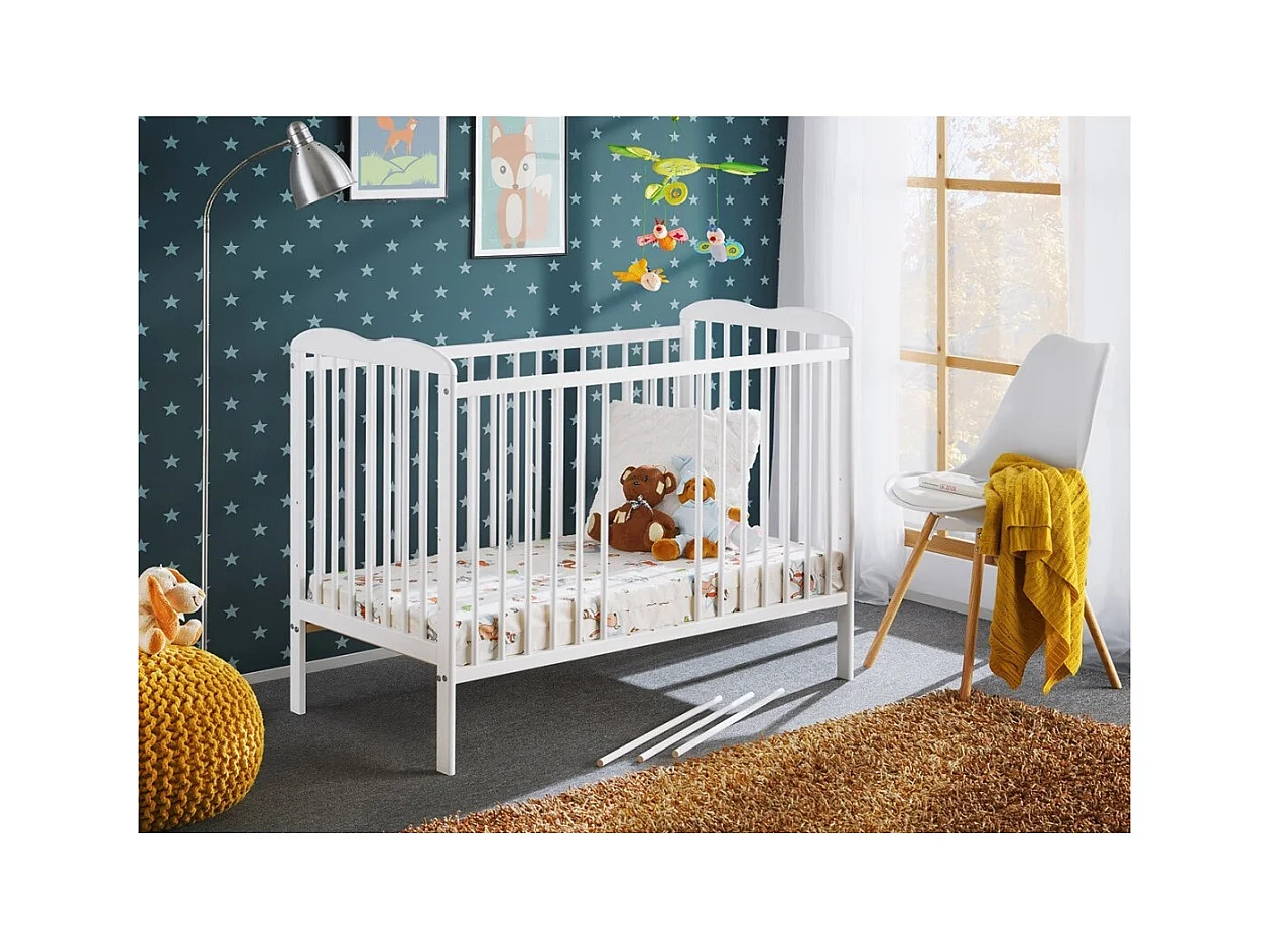 Babybed en matras uit de NOE collectie, in hoogte verstelbaar. Matte witte kleur.