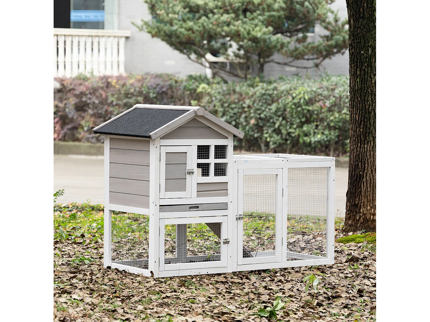 Clapier cage à lapins cottage - niche supérieure avec rampe et enclos extérieur - plateau excrément, toit bitumé, 4 portes verrouillables - bois sapin blanc gris